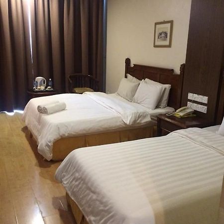 Regal Court Hotel Кучинг Екстериор снимка